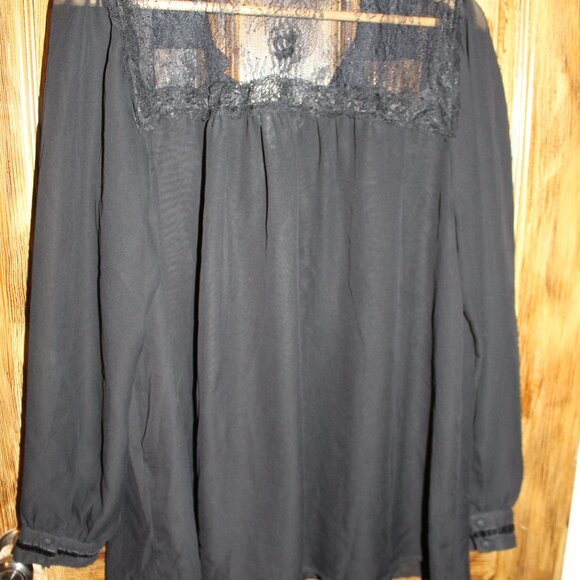 So Much Detail on this Black Blouse - Picture 4 of 5